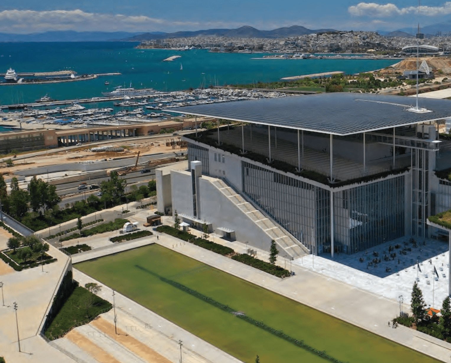 Stavros Niarchos Foundation Cultural Center ve çevresinin havadan görünümü.