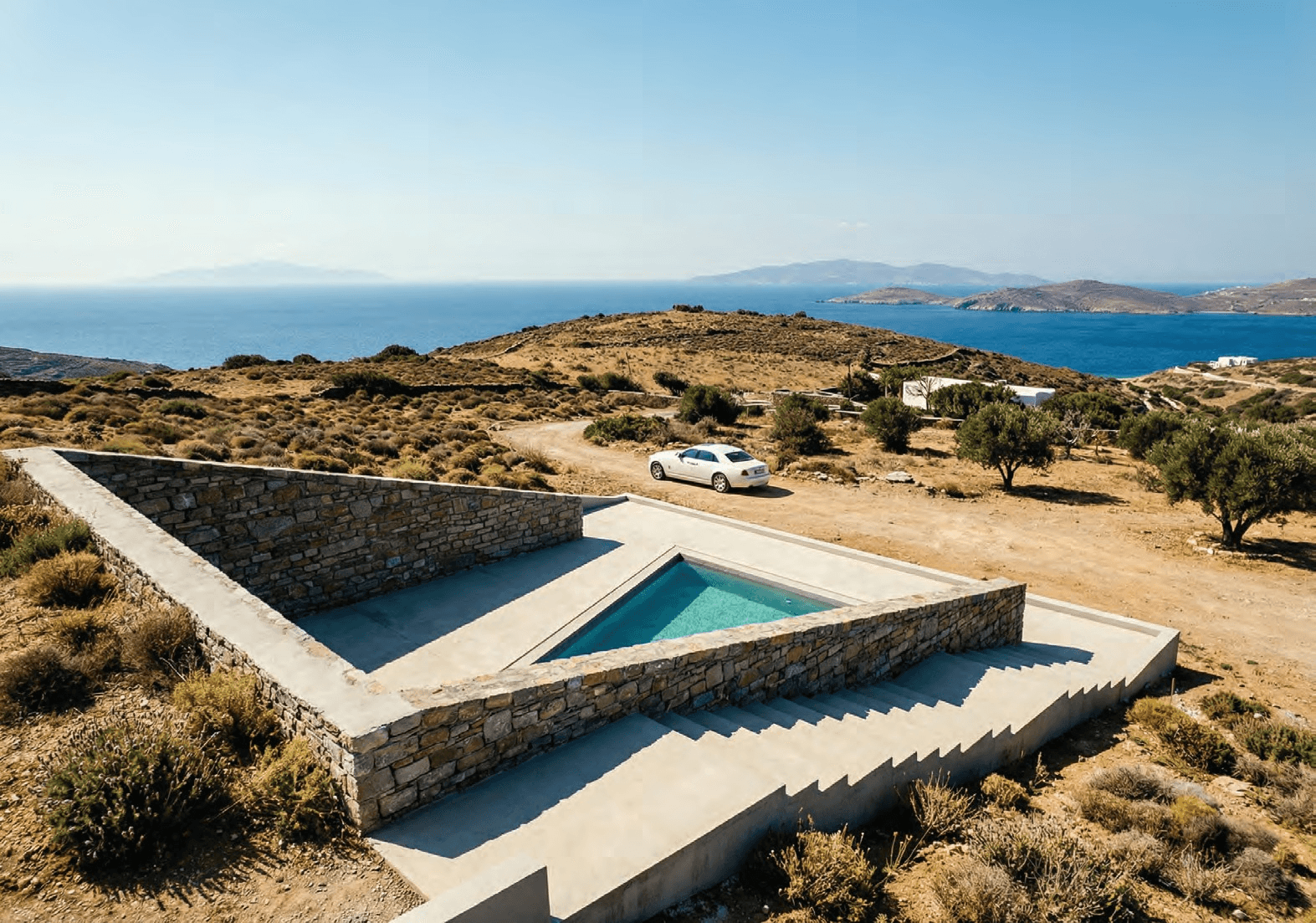 Villa havuzu ve çevredeki Ege Denizi manzarası.